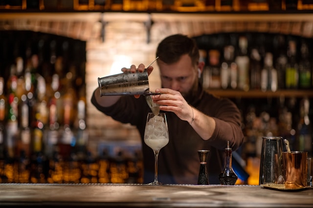 Barman przygotowujący drinka